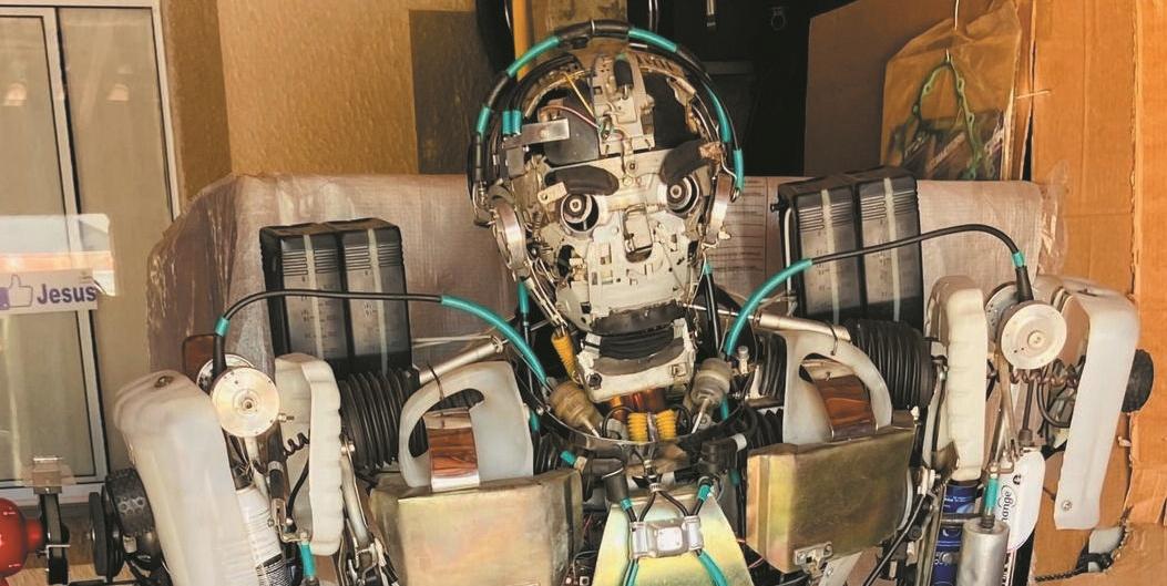 Wilson foi montado pelo mecânico Flaviano Rodrigues dos Santos. Segundo ele, todas as funções são controladas por um rádio de aeromodelo. O nome foi escolhido por causa do filme Náufrago, do ano de 2000, estrelado pelo astro americano Tom Hanks. (EUDÓXIO RABELO)