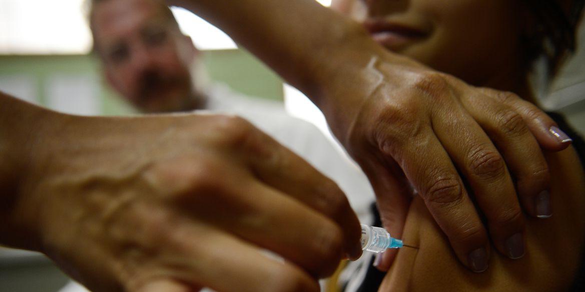 Meninas de 9 a 14 anos devem ser imunizadas com a vacina contra HPV, disponível nos postos de saúde. (MARCELO CAMARGO/AGENCIA BRASIL)