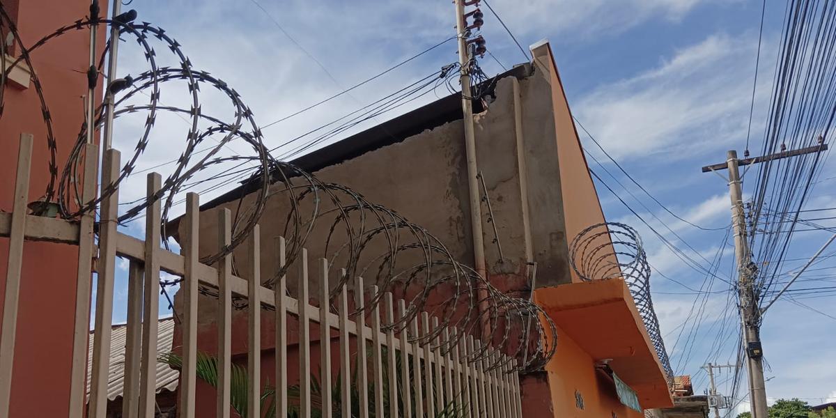 Hábito comum de muitas pessoas ao viajar, deixar as luzes da residência acesas ajuda criminosos a identificar que casa está vazia. (LEONARDO QUEIROZ)