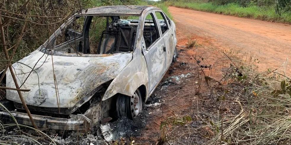 Carro utilizado pelos suspeitos foi encontrado incendiado a 20 km do local do crime. (Polícia Militar/Divulgação)