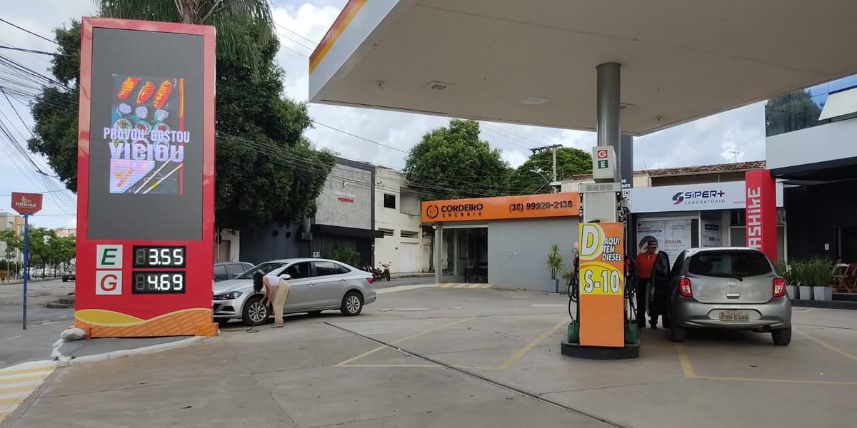 Após anúncio da Petrobras, de aumento de R$ 0,23 no litro da gasolina para as distribuidoras, postos já repassam o reajuste ao consumidor final (LARISSA DURÃES)
