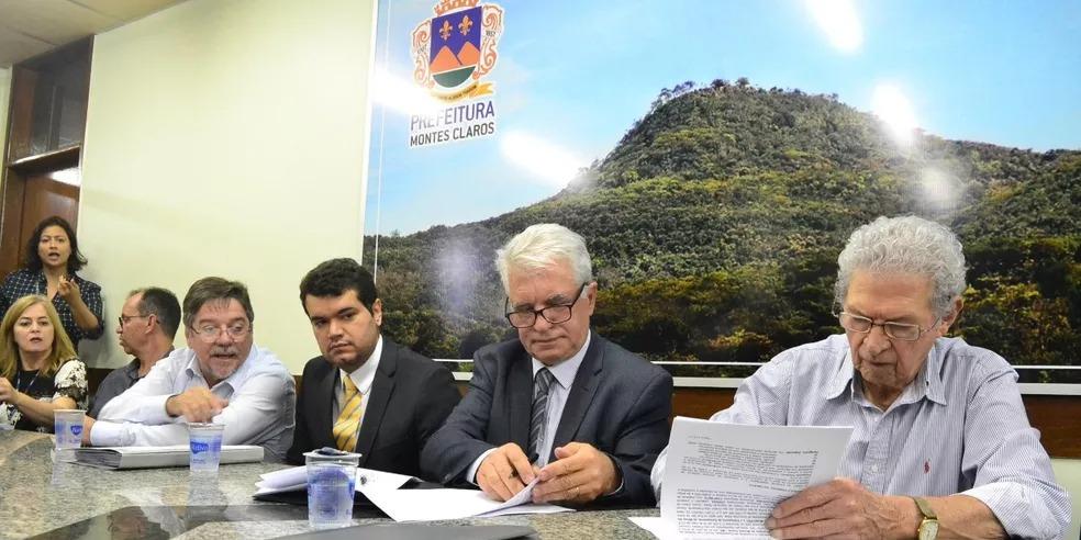 Assinatura de contrato foi feita na Prefeitura de Montes Claros em julho de 2018. (FÁBIO MARÇAL/PREFEITURA DE MONTES CLAROS/DIVULGAÇÃO)