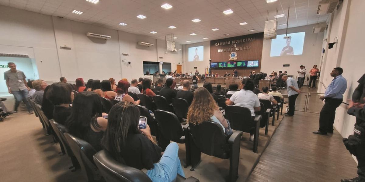 Audiência Pública realizada na manhã de quinta (10); ao lado, Vitor Santos, irmão de vítima de feminicidio. (ASCOM CÂMARA MUNICIPAL)