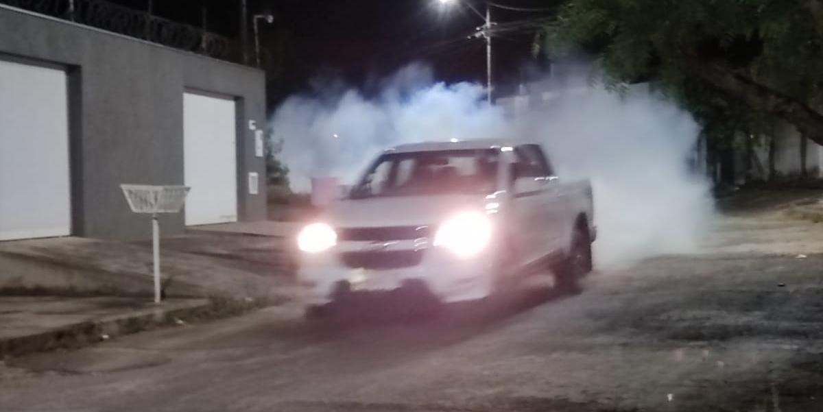 Fumacê no bairro Jardim Liberdade, em MOC, na última terça: ação contra o alto índice de Chikungunya. (LARISSA DURÃES)