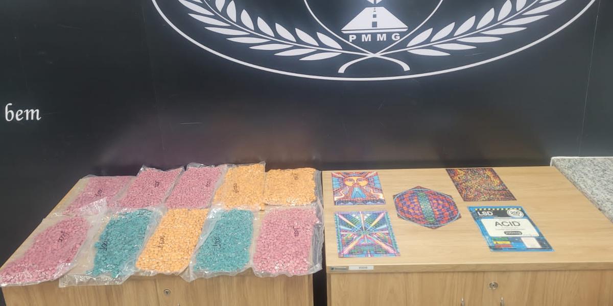 Morador de Montes Claros foi preso transportando 10 mil comprimidos de ecstasy e 2.660 micropontos de LCD na bagagem; ele foi detido dentro de um ônibus na BR 381, na altura da cidade de Betim, na região metropolitana de Belo Horizonte. (DIVULGAÇÃO PM)