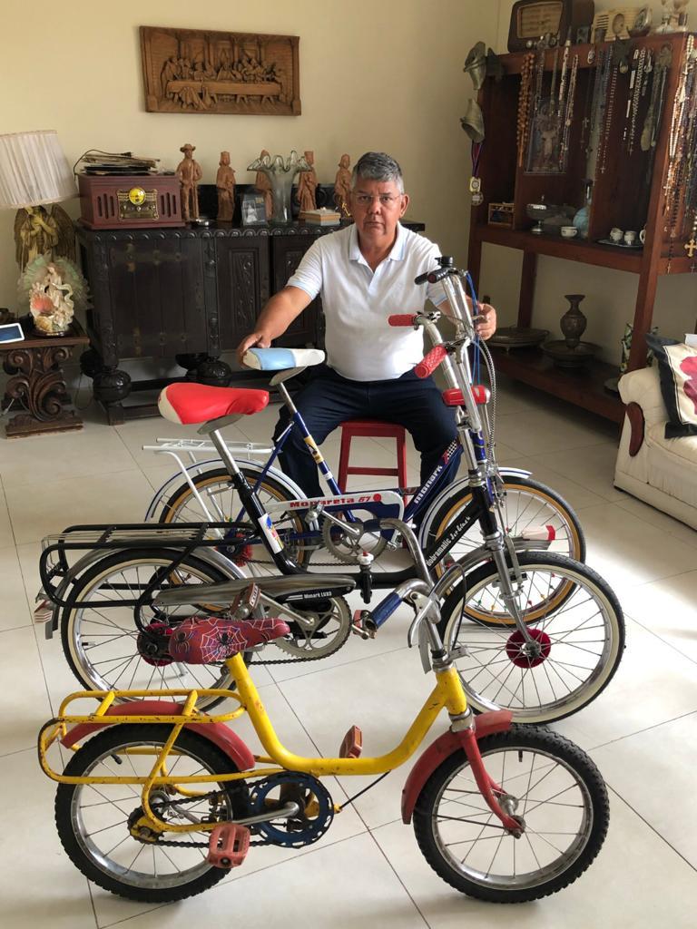 Colecionador Cláudio Macedo e placa de bicicleta usada na década de 70 (MANOEL FREITAS)