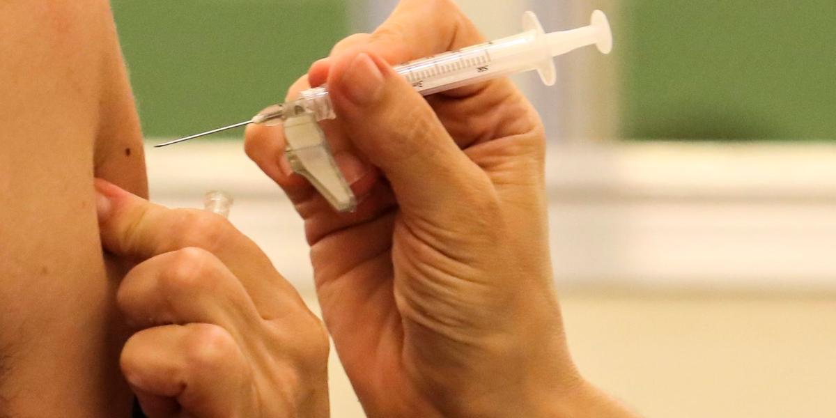 Prioridade será para idosos, pessoas imunocomprometidas, indígenas, ribeirinhos e quilombolas (ROVENA ROSA/AGÊNCIA BRASIL)