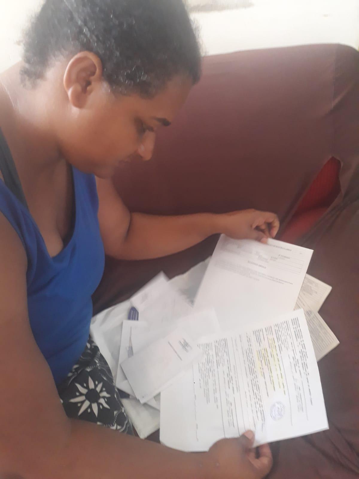 Filha de Maria mostra documentos que comprovam a necessidade da cirurgia (ARQUIVO PESSOAL)
