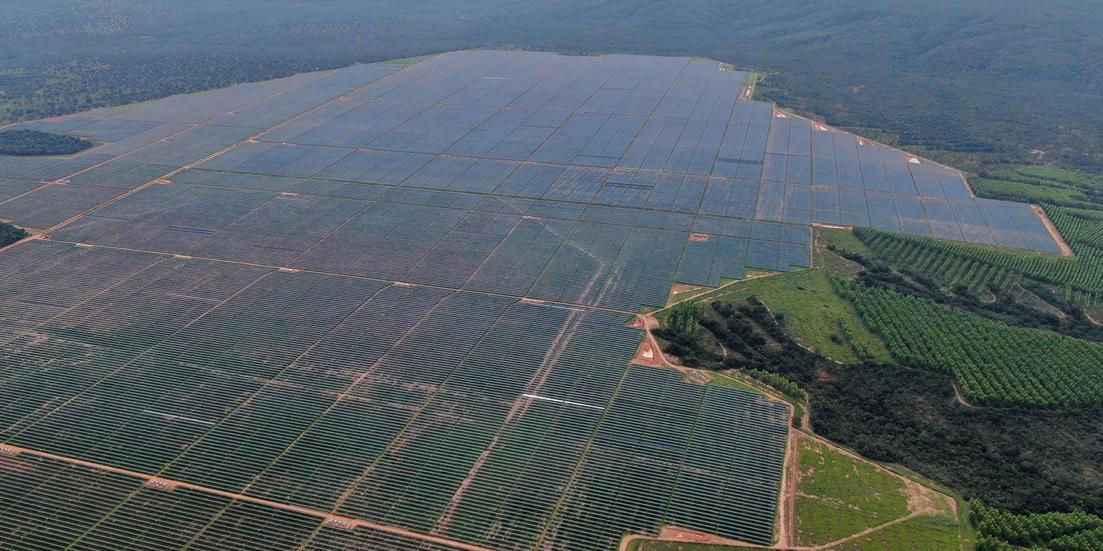 A energia solar a passos largos no Norte de Minas: em Pirapora, a vista aérea de parques solar da Solatio, empresa da Espanha (EDUARDO GOMES)