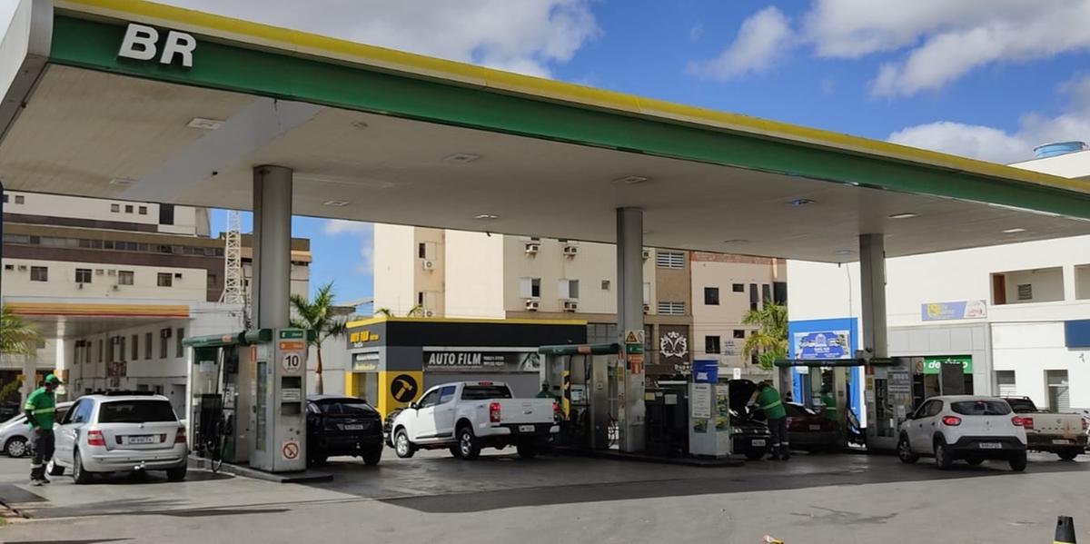 Petrobrás diminuiu R$ 0,13 por litro da gasolina. Consumidor compra em MOC R$ 0,80 mais caro (LARISSA DURÃES)