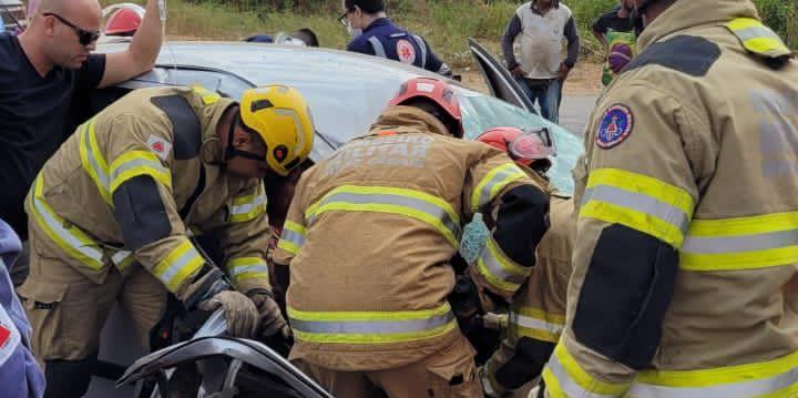 Bombeiros prestaram os socorros no local da tragédia; Km 371 ficou interditado parte da manhã (7º BBM/DIVULGAÇÃO)