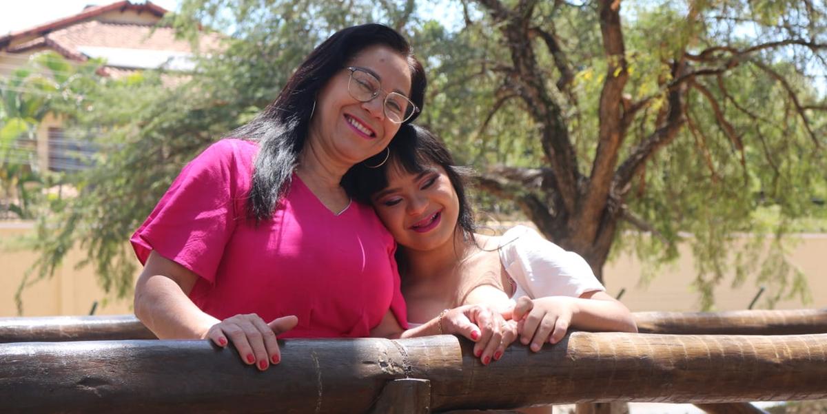 "Minha Sara tem 15 anos é alfabetizada, anda só, faz todas as tarefas de casa, tem autonomia demais", diz a organizadora do grupo Amor Down e mãe de Sara, Edna Florentino (Arquivo Pessoal)