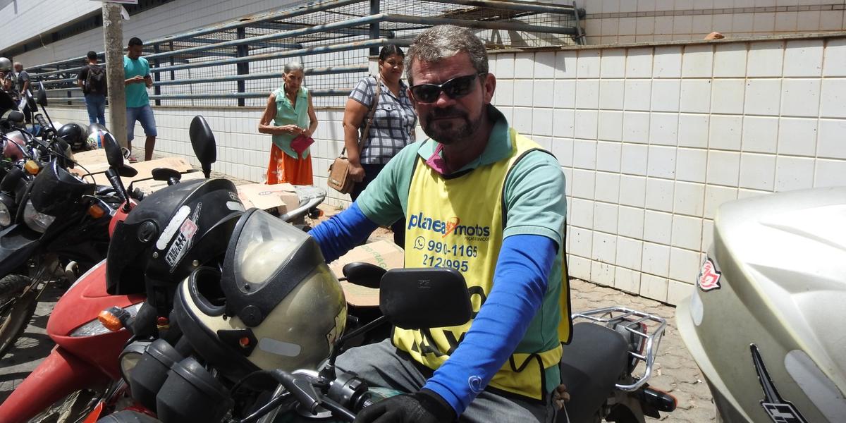 Mototaxista há 20 anos, Ivanilton disse que não se lembra de um mês de março tão quente como o deste ano (Manoel Freitas)
