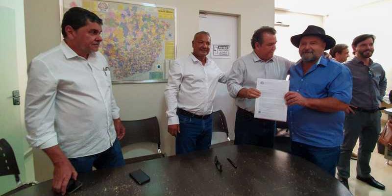 Mais 15 famílias do município norte-mineiro da Jaíba recebem títulos de regularização dos seus imóveis (Diego Vargas)