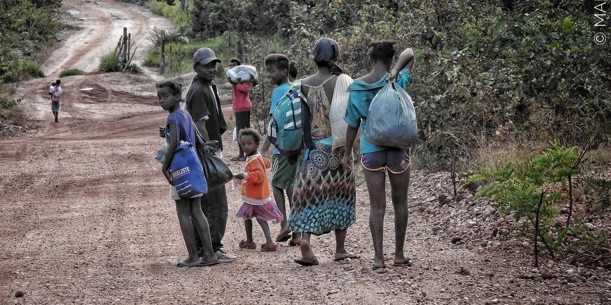 Quatorze primos-irmãos fazem longas caminhadas no Jequitinhonha (Manoel Freitas)