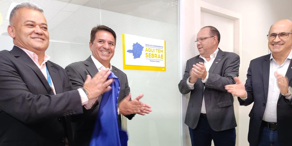 Jadilson Borges, gerente da regional Norte do Sebrae; Ernandes Ferreira,presidente do CDL Montes Claros; Marcelo de Souza Silva, presidente do Conselho Deliberativo do Sebrae Minas e Afonso Maria Rocha, superintendente do Sebrae. (Larissa Durães)