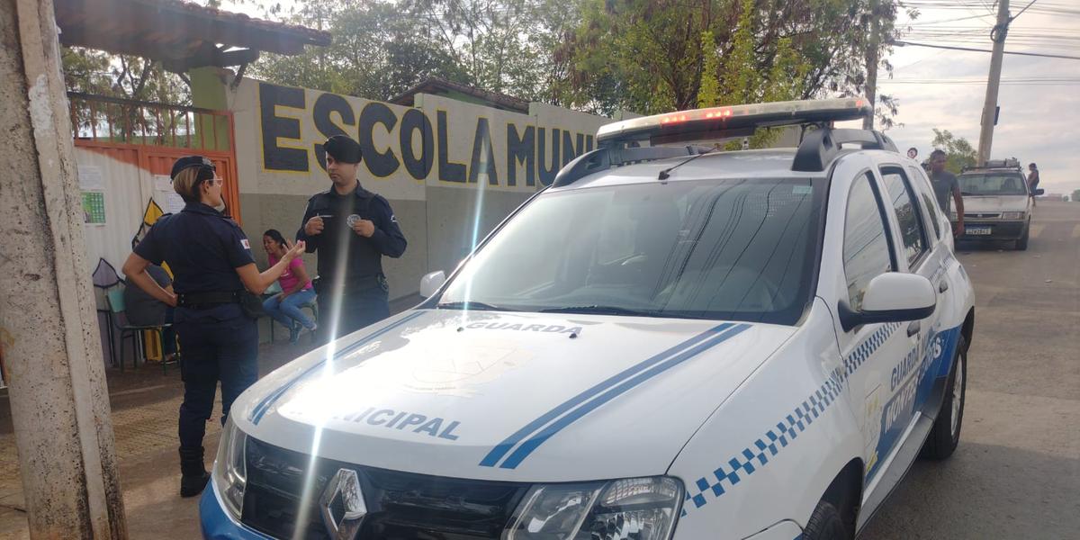 Entrada de alunos supervisionada pela Guarda Municipal na escola Afonso Salgado (Guarda Municipal/Divulgação)
