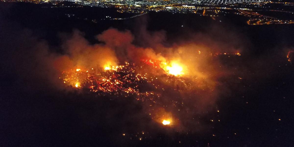 Além de destruir a natureza, fogo coloca em risco a população: são frequentes incêndios na Serra do Mel, em MOC, limite com o Parque Estadual da Lapa Grande (Eduardo Gomes)