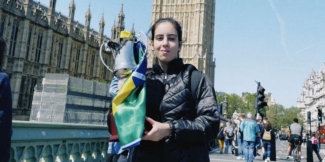 A jovem player de 17 anos treina diarimante 12 horas; em um quarto adaptado que era da sua avó (arquivo pessoal)