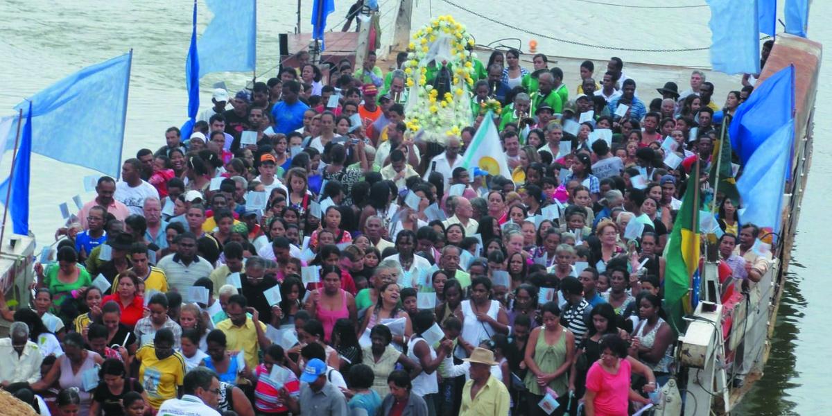 Em Manga, cidade norte-mineira, centenas de fieis se aventuram em balsa no Rio São Francisco durante celebração à sua padroeira (MANOEL FREITAS)