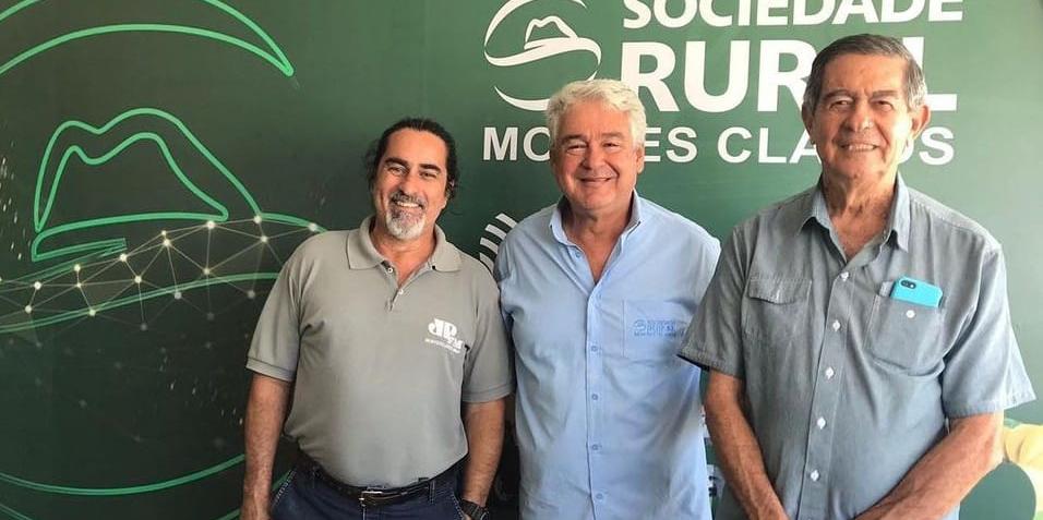 Rogério Chaves, da comissão organizadora da cavalhada, José Henrique Veloso, presidente da Sociedade Rural e Murilo Maciel, idealizador e organizador do evento (Sólon Queiroz)