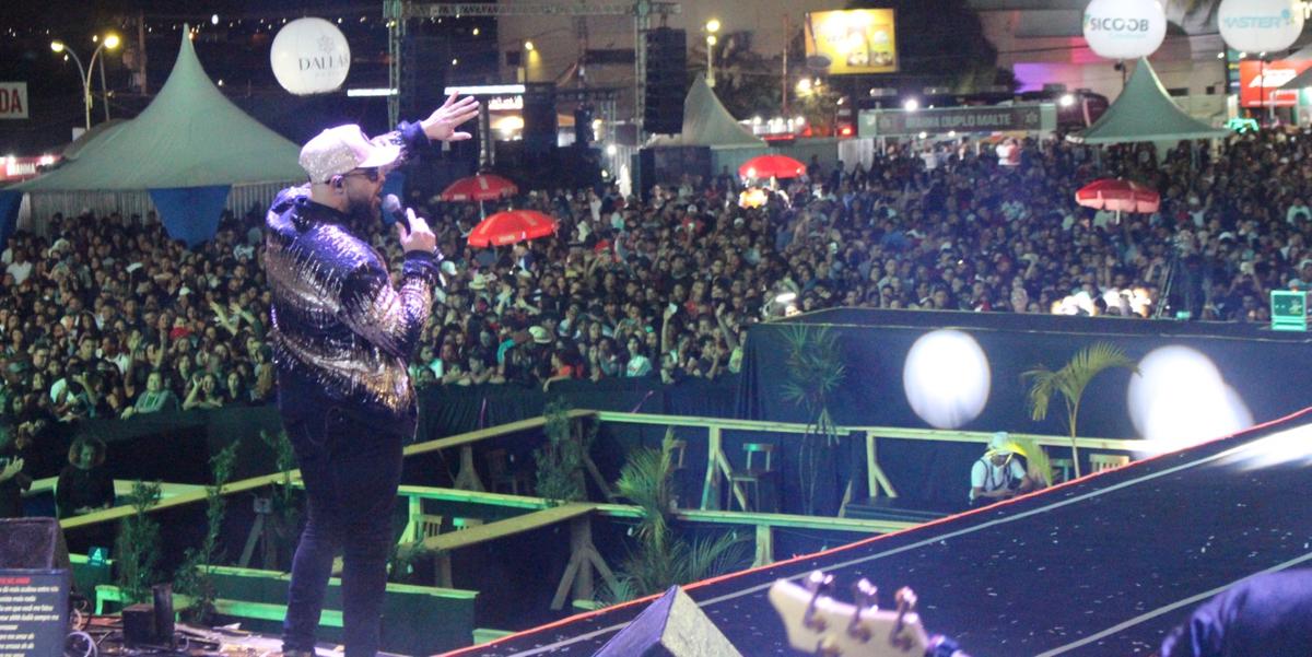 Vocalista do grupo ‘Ser Samba’, Rond Santana tem três décadas de história no cenário musical norte-mineiro (Leonardo queiroz)