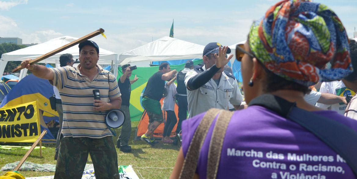 Das 2 mil pessoas ouvidas, 79% concordam que a abordagem policial é baseada na cor da pele, tipo de cabelo e tipo de vestimenta (Marcello Casal/Agência Brasil)