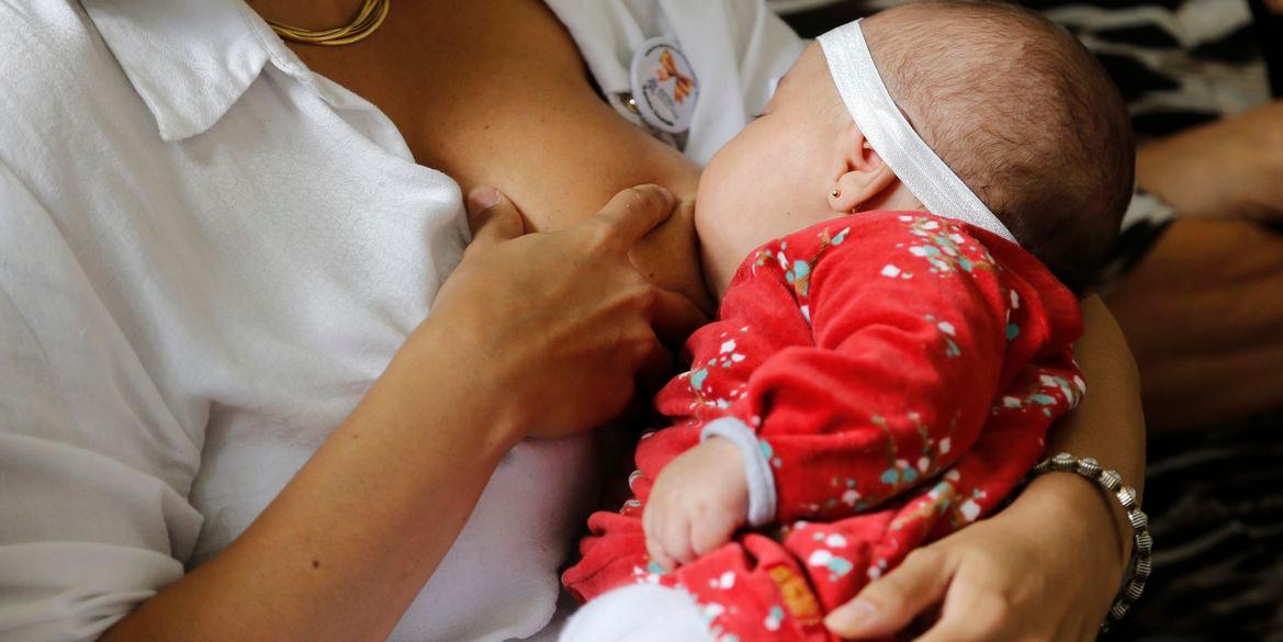 Amamentação induzida ajuda mães que não passaram pela gravidez (Agência Brasil)