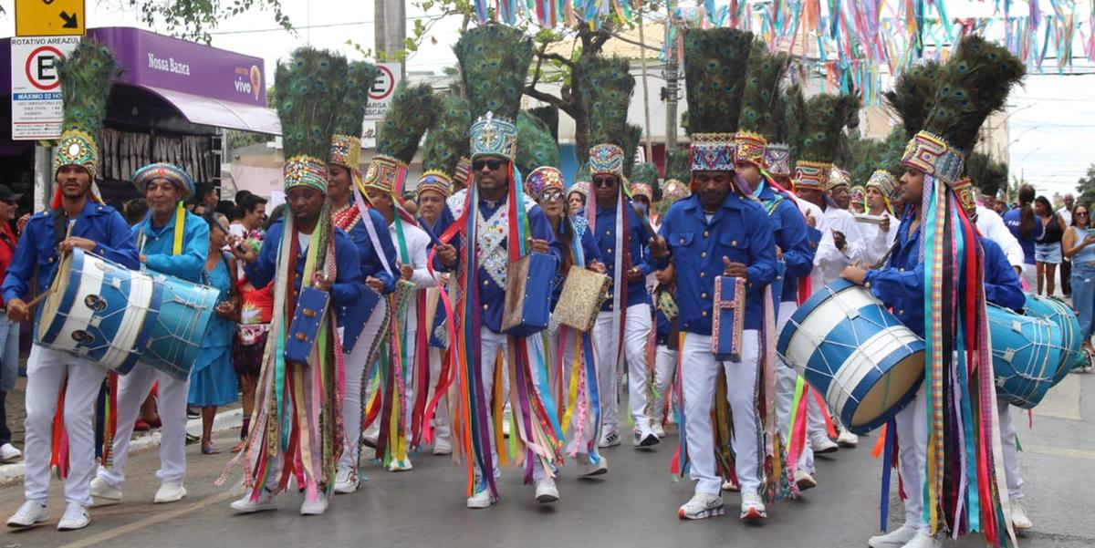 O cortejo centenário do Reinado de Nossa Senhora do Rosário marca o início das celebrações, encantando a todos com catopês, marujos e caboclinhos (Leonardo Queiroz)