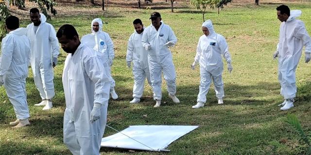 Profissionais do Norte de Minas aprendem a técnica de coleta de carrapatos com a utilização da técnica de arrasto em áreas de vegetação (SES-MG/Divulgação)