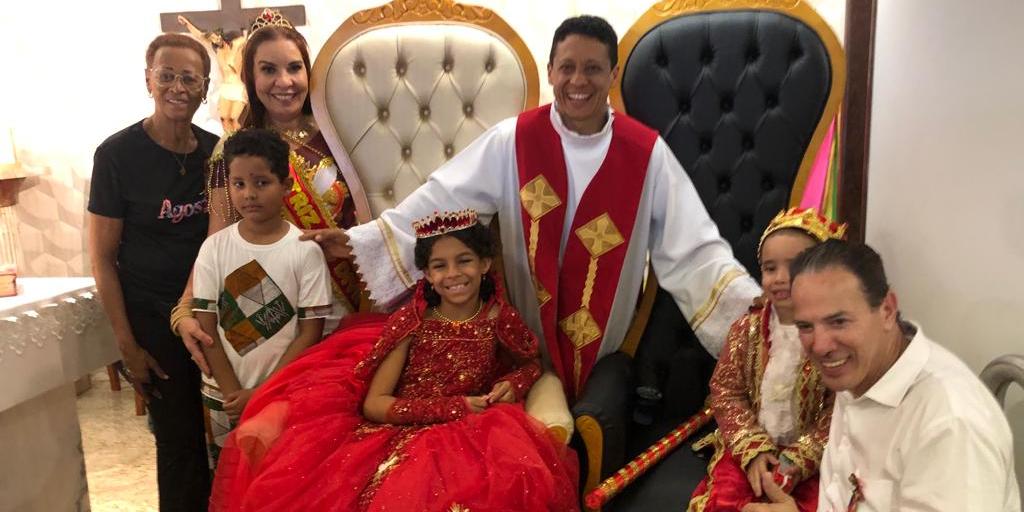 Padre Fernando, Raquel e Ruy Muniz, Fatinha e as crianças 