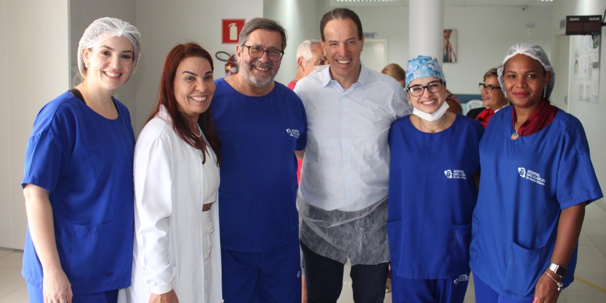 Dr. Paulo Ferrara com os fundadores do Hospital das Clinicas Dr. Mário Ribeiro, Ruy e Raquel Muniz e equipe médica (Leonardo Queiroz)