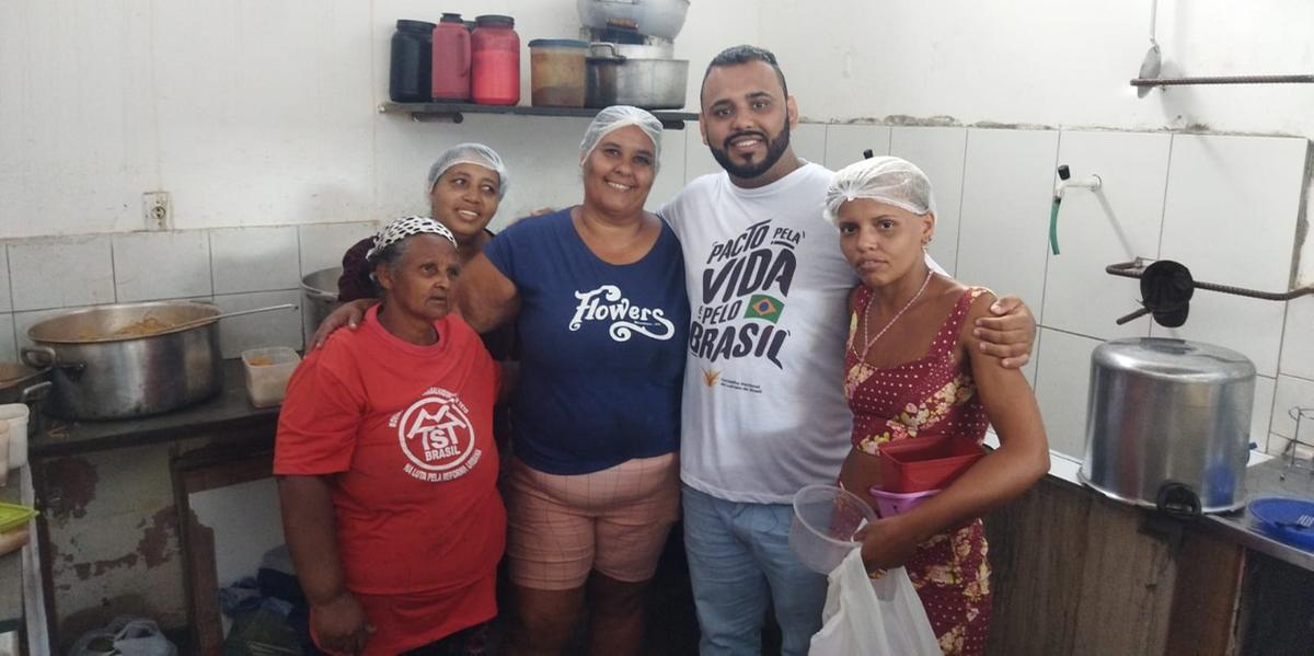 O voluntário Pablo Alves Costa e algumas voluntárias da Cozinha Solidária (arquivo pessoal)