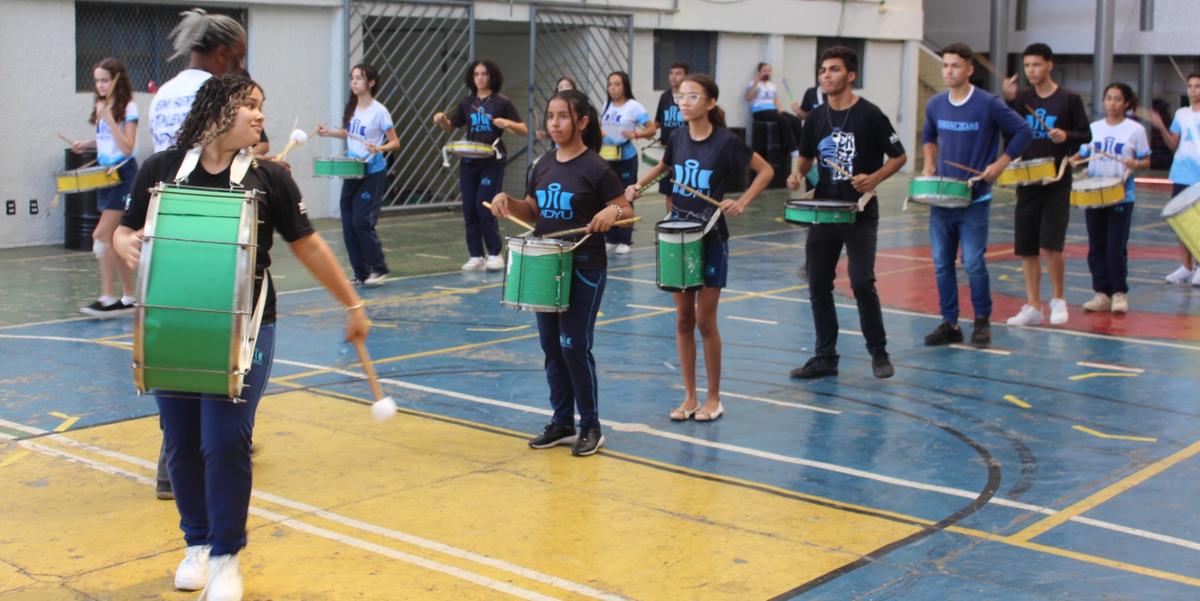 Estudantes do Colégio Indyu se preparam com entusiasmo para a apresentação da fanfarra (Leonardo Queiroz)