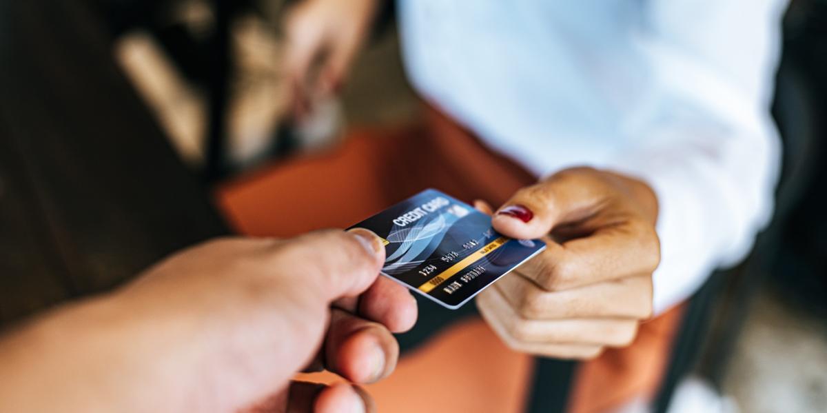 Segundo especialistas, o uso inteligente do cartão de crédito é essencial devido aos altos juros rotativos (pexels)