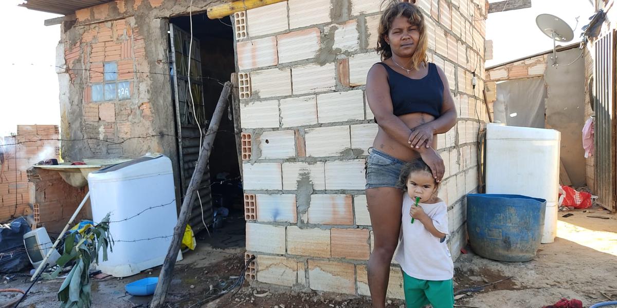 Ivonete Lopes mora com seus filhos na ocupação ‘Marielle Franco’, no bairro Novo Horizonte em Montes Claros (Larissa Durães)