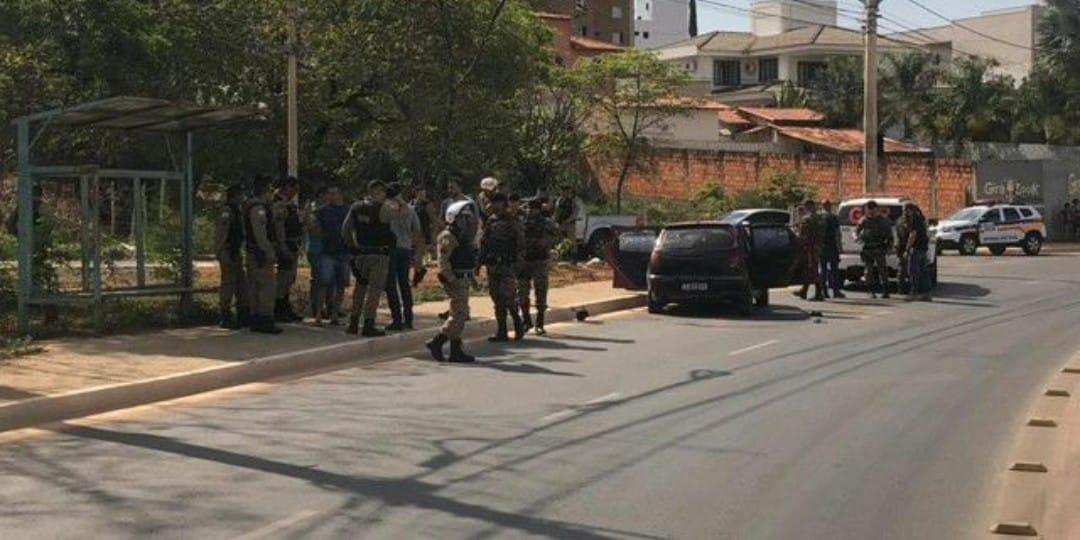 Na troca de tiros com a PM os ocupantes foram baleados e dois vieram a óbito (redes sociais)