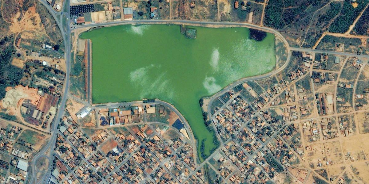 Imagem de satélite, de 2003, mostra que vegetação no Lago Norte se limitava a uma faixa muito restrita (Imagem Google Earth)