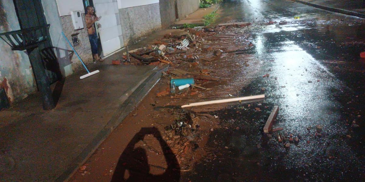 Conforme o InMet, em duas horas de chuva Montes Claros registrou 64mm de água (DIVULGAÇÃO BOMBEIROS)