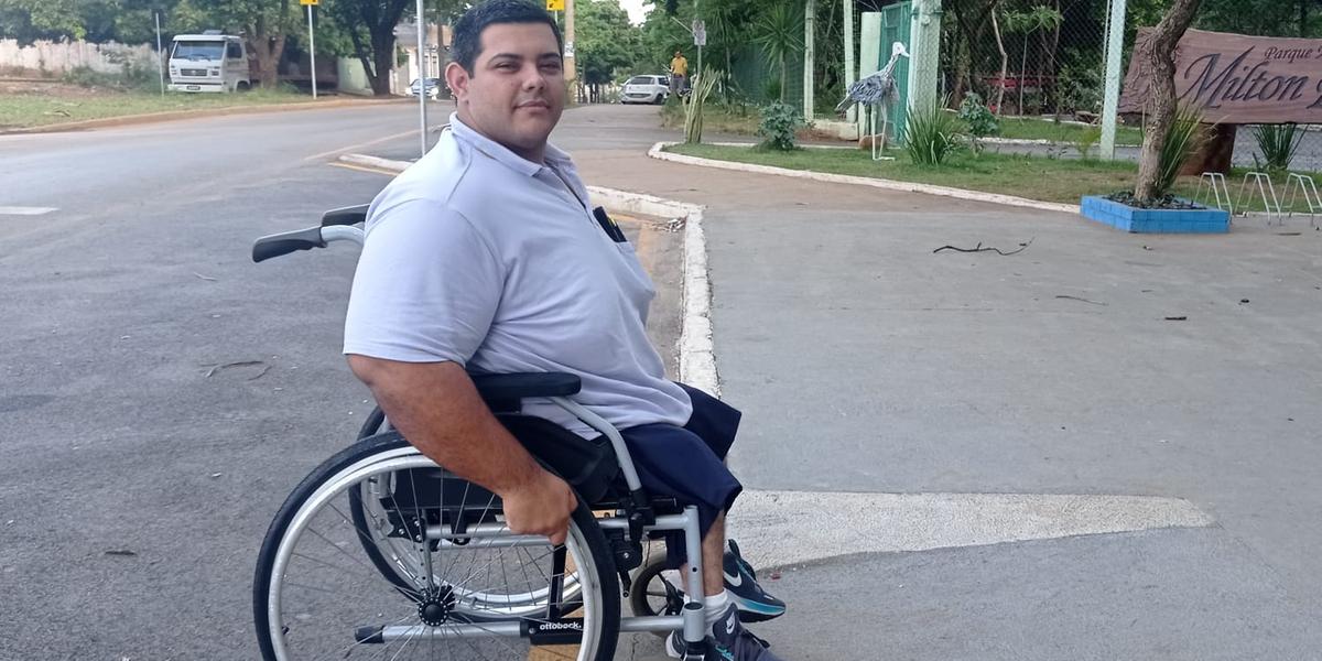 Cássio Vieira, servidor público: “a rampa está de acordo, mas as calçadas são bem ruins” (Márcia Vieira)