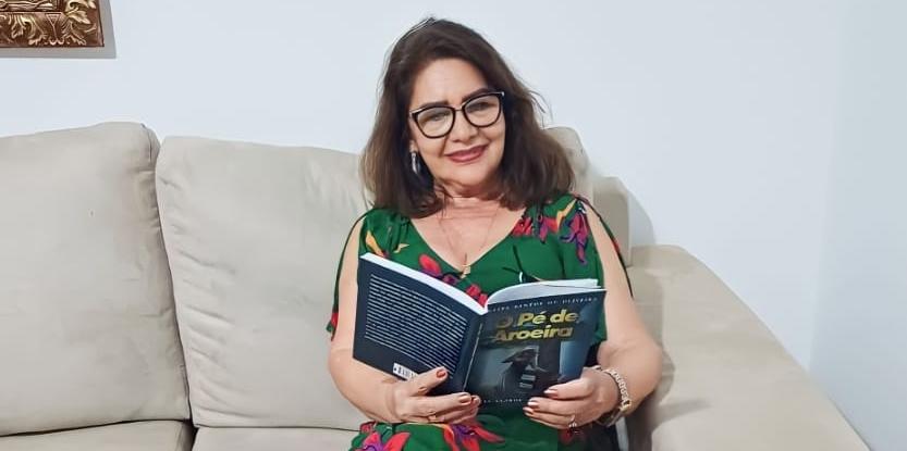 Escritora é natural de Brasília de Minas e, atualmente, reside em Montes Claros (ARQUVIO PESSOAL)