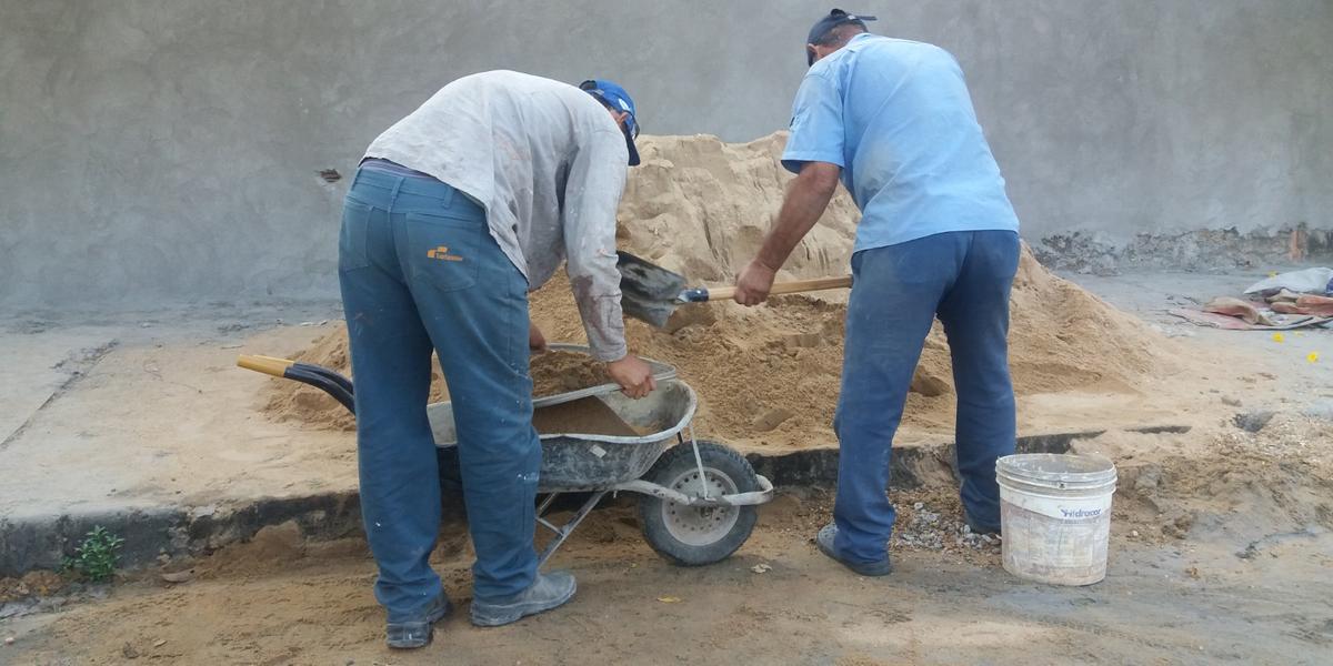 Em setembro, em Minas Gerais, destacam-se as ocupações de servente de obras (1.230), faxineiro(a) (1.019) e atendente de lojas e mercados (773) (Larissa Durães)