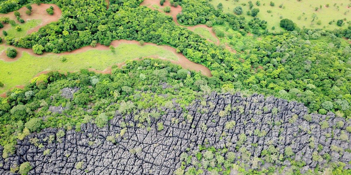 A impressionante visão aérea do carste do Monumento Natural do Curral de Pedras em Jequitaí (IGS/divulgação)