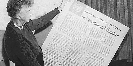 Em 1948, Eleanor Roosevelt, que na época era a primeira-dama dos Estados Unidos, segura o documento que continha a Declaração dos (Reprodução/Wikimedia Commons)