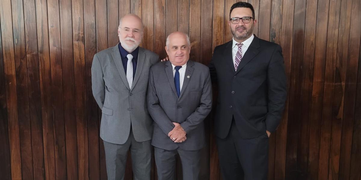 No centro, está o montes-clarense Affonso Lopes de Aguiar Junior; à esquerda, o vice-presidente do CRMV/MG, João Ricardo Albanez; e o presidente do CRMV/MG, Bruno Divino Rocha (arquivo pessoal)