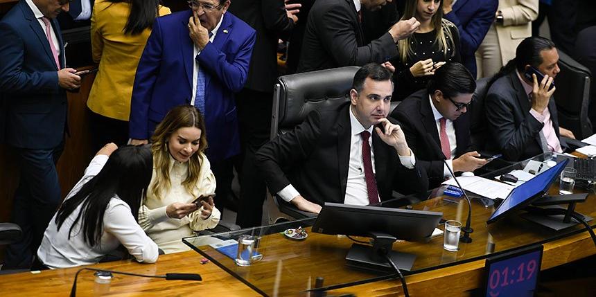 Senadora Daniella Ribeiro, presidente da Comissão de Orçamento, ao lado do presidente do Congresso, Rodrigo Pacheco, e com o relator da LOA, deputado Luiz Carlos Motta, em pé (Edilson Rodrigues/Agência Senado)