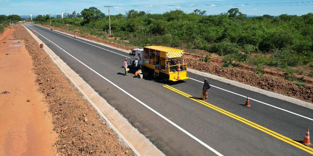 Governo de Minas, através do DER-MG, está aplicando asfalto em um trecho de 22 quilômetros (DER-MG / Divulgação)