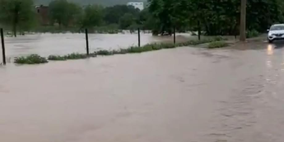 Algumas cidades norte-mineiras amanheceram alagadas devido aos temporais (Divulgação)
