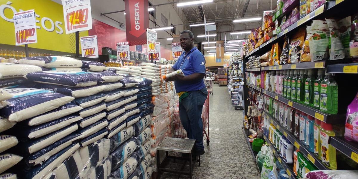 Voilson Ferreira da Silva, auxiliar-repositor de um supermercado da cidade, acredita que os preços elevados se devem ao excessivo desmatamento feito pelo homem (LARISSA DURÃES)